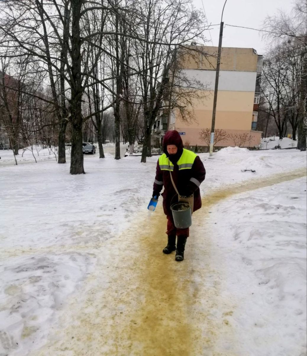 Харківські комунальники усувають ожеледицю